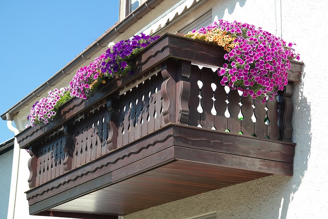 duży balkon z wieloma kwiatami