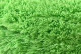 Pufa z puszystym futerkiem - wiosenna zieleń